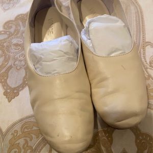Vince flat in white, great for summer